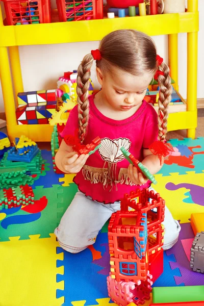 Dziecko bawiąc się blok konstrukcyjny . — Zdjęcie stockowe