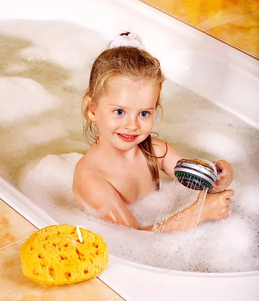 Kind wäscht sich in Schaumbad . — Stockfoto