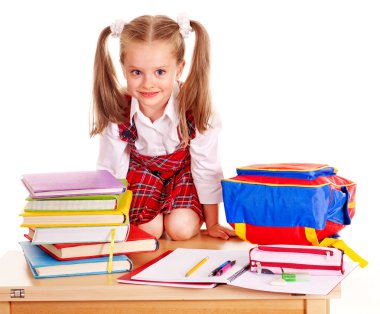 çocuk ile yığın kitap.