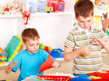 Çocuk makas kağıt kesme.