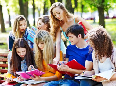 grup öğrenci ile defter açık bankta.