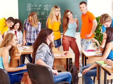 blackboard yakınındaki grup öğrenci.