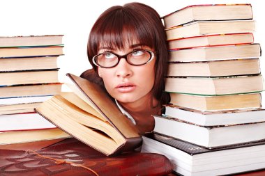 yığın kitap ile gözlüklü kız.