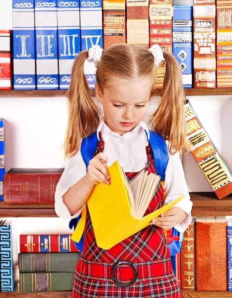 Criança com livro de pilha . — Fotografia de Stock