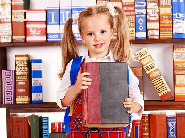 Kind met stapel boeken. — Stockfoto