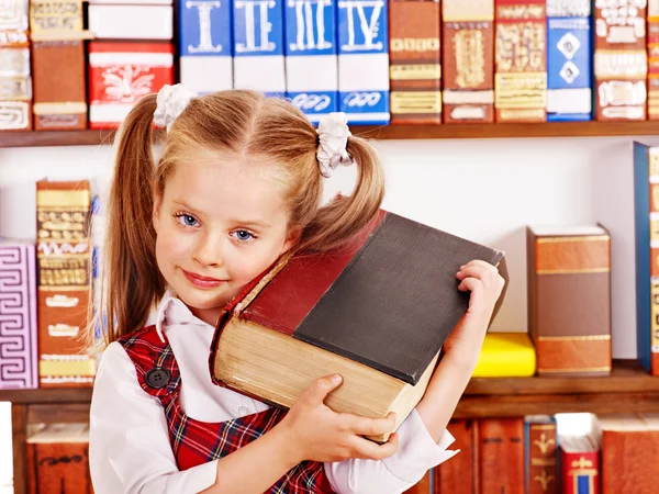 Niño con libro de pila . — Foto de Stock