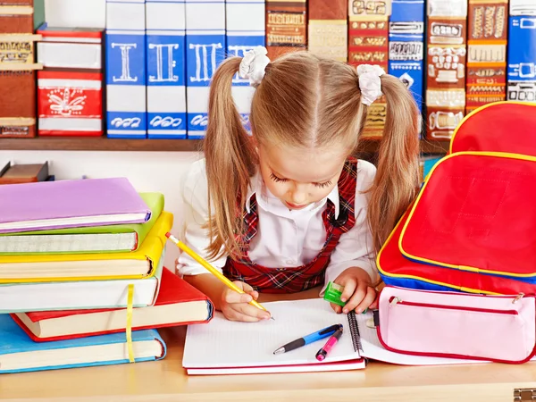 Bambino con pila libro . — Foto Stock