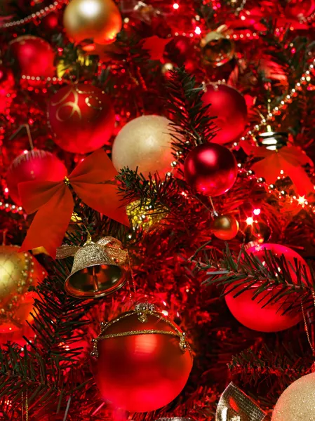 Kerstmis achtergrond met rode boom. — Stockfoto