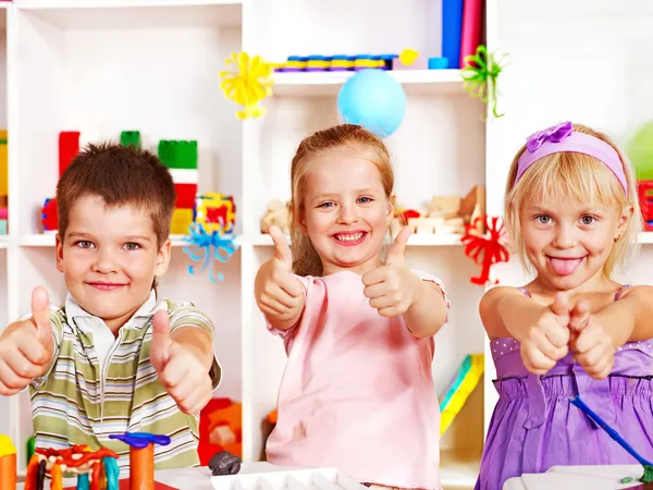 Niño cortar papel tijeras . — Foto de Stock