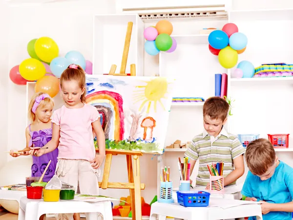 Pintura infantil en el caballete . — Foto de Stock