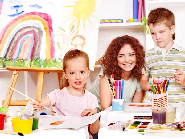 Pintura infantil en el caballete . — Foto de Stock