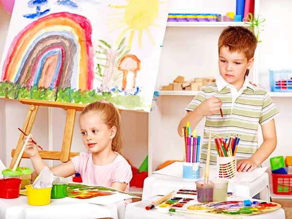 Pintura infantil en el caballete . — Foto de Stock