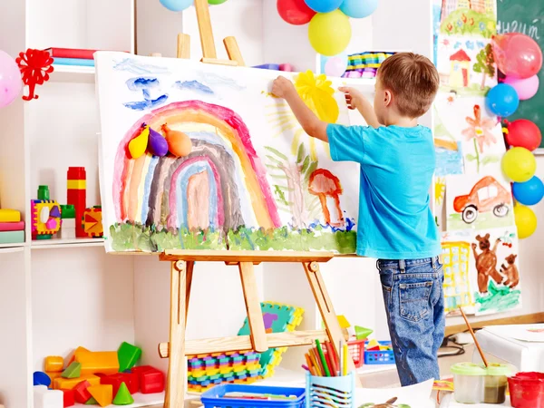 Child painting at easel. — Stock Photo, Image