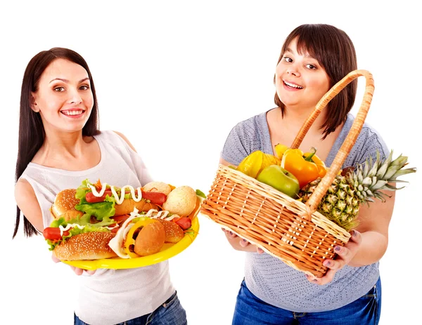 Mujeres eligiendo entre fruta y hamburguesa . — Foto de Stock