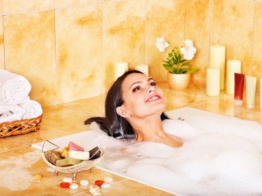 kadın atın köpük banyosu.