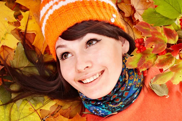 Junge Frau im Herbst orangefarbene Blätter. — Stockfoto