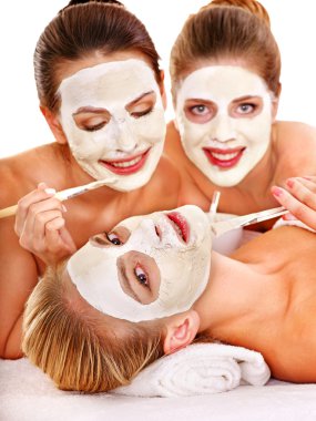 yüz maskesi kadınlarla grup.