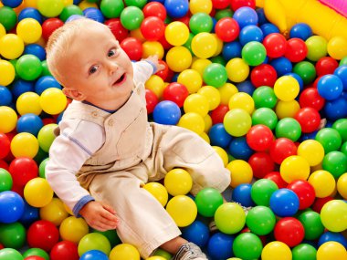 çocuk içinde renkli top.