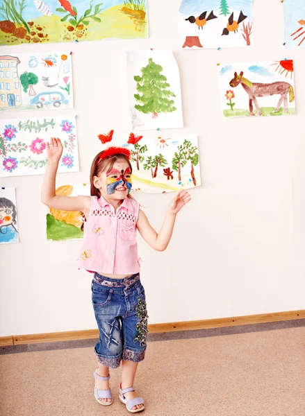 Niño con pintura facial en sala de juegos . — Foto de Stock