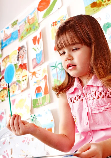 Pintura infantil en el caballete . —  Fotos de Stock