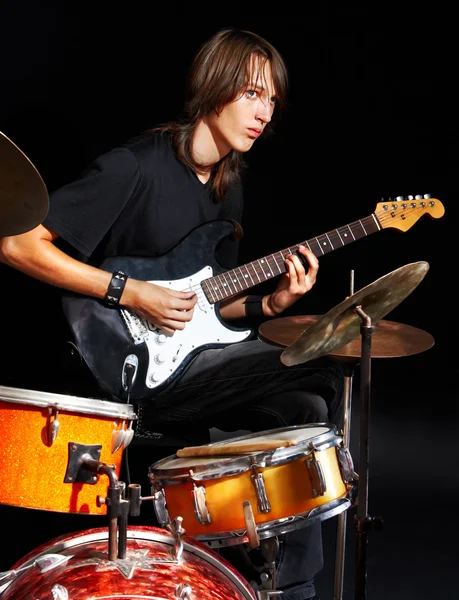 Uomo che suona la chitarra. — Foto Stock