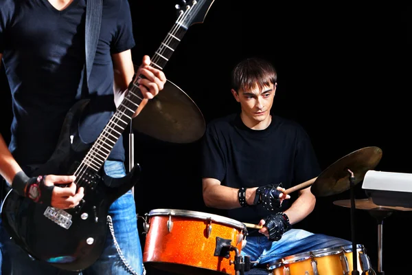 Män spelar gitarr. — Stockfoto