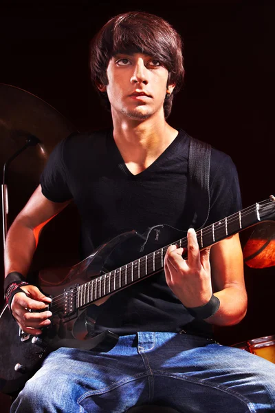 Hombre tocando la guitarra. — Foto de Stock