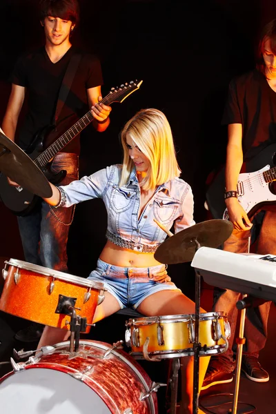 Banda tocando instrumento musical . — Fotografia de Stock