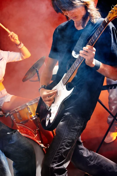 Man spelar gitarr. — Stockfoto