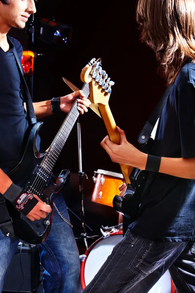 Männer spielen Gitarre. — Stockfoto