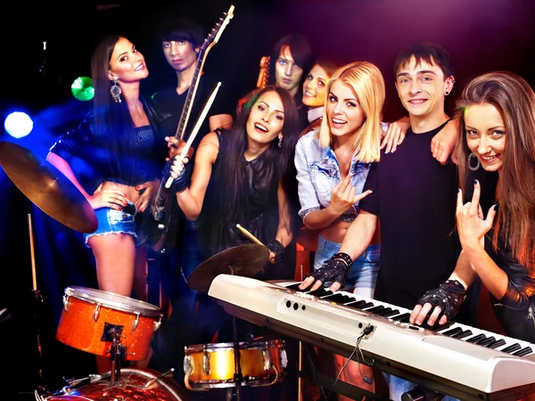 Banda tocando instrumento musical . — Foto de Stock