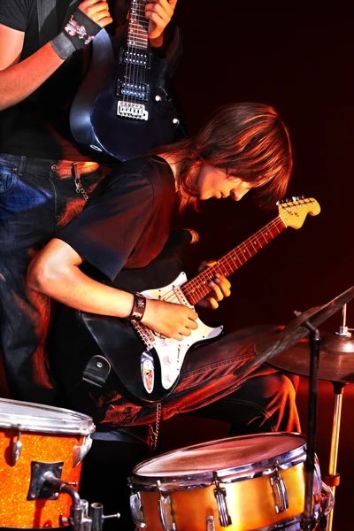 Человек играет на гитаре. — стоковое фото