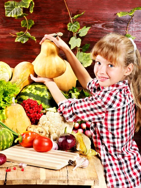 Kind met plantaardige keuken. — Stockfoto