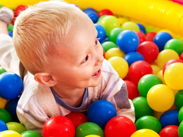 Dziecko w kolorowe kulki. — Zdjęcie stockowe