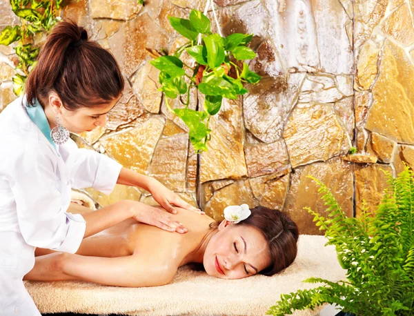 Jonge vrouw krijgen massage in spa. — Stockfoto