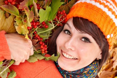 sonbahar turuncu yaprak genç kadın.