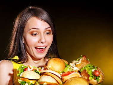 kadın holding hamburger.