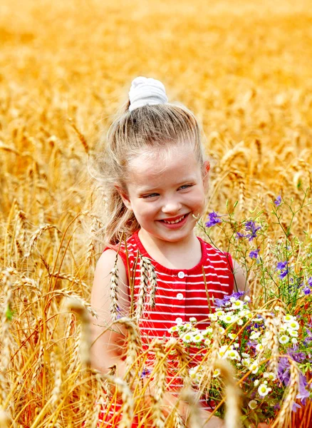 Niño en campo de trigo . —  Fotos de Stock