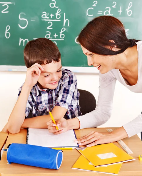 Niño de escuela con maestro . —  Fotos de Stock