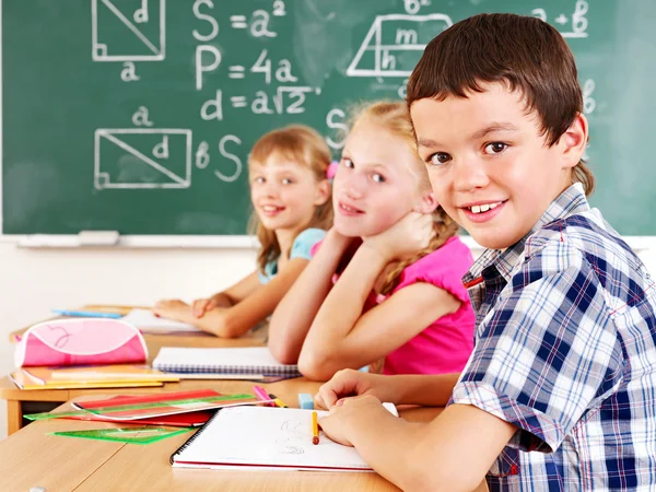 Niño de la escuela sentado en clase . — Foto de Stock