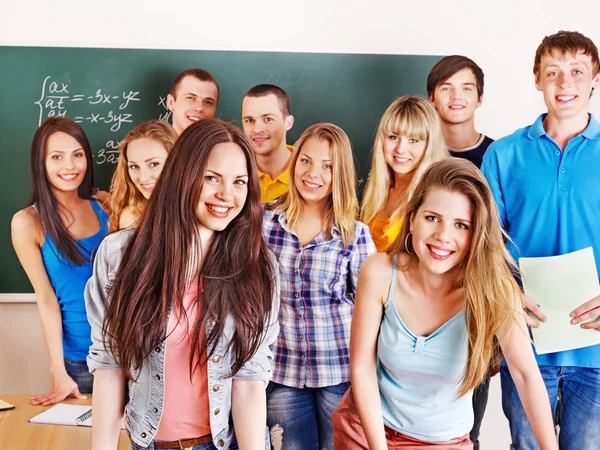 Estudante de grupo perto de quadro negro . — Fotografia de Stock