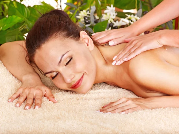 Mujer recibiendo masaje facial  . — Foto de Stock