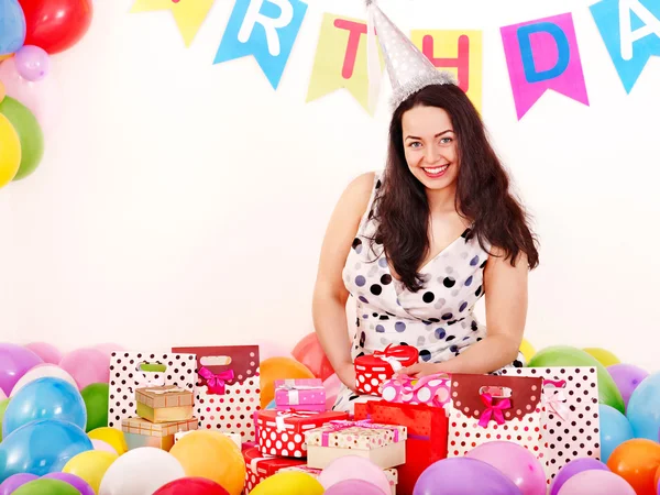 Mujer sosteniendo caja de regalo en fiesta de cumpleaños . —  Fotos de Stock