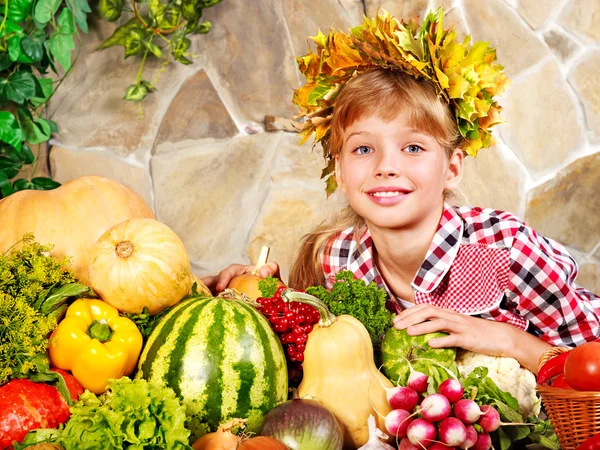 Παιδί με λαχανικά στην κουζίνα. — Φωτογραφία Αρχείου