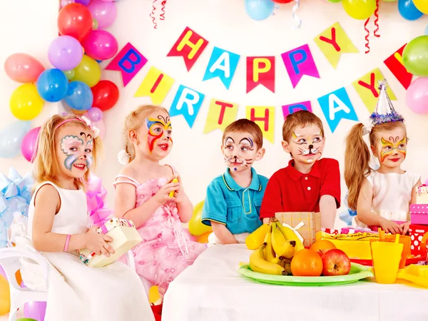 Kinderen gelukkige verjaardagspartij . — Stockfoto