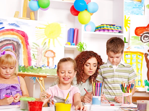 Pintura infantil en el caballete . — Foto de Stock