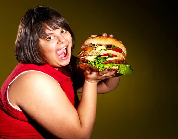 Kvinna äta hamburgare. — Stockfoto