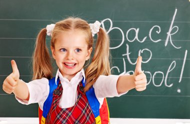 çocuk ile yığın kitap.