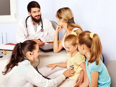 Doktor muayene çocuk.