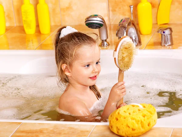 Lavado de niños en baño de burbujas  . — Foto de Stock